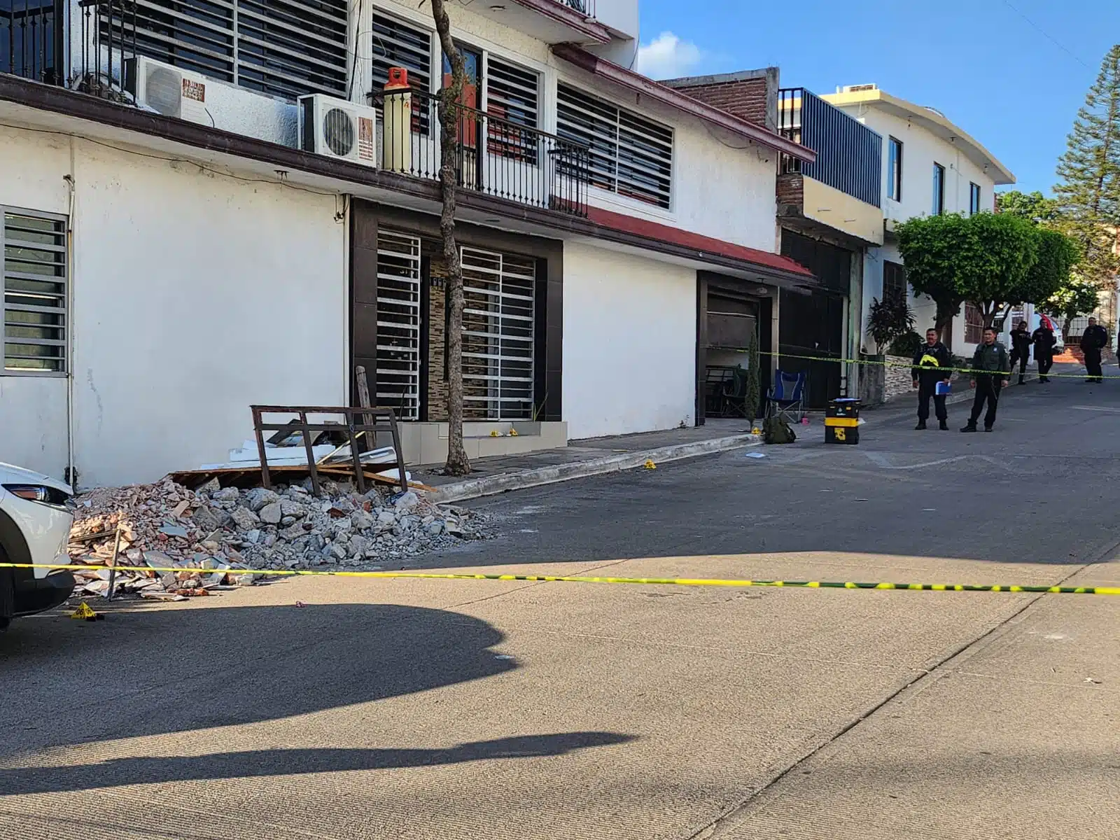 Elementos de seguridad e investigación arribaron a la colonia Cuauhtémoc, al norte de Culiacán.