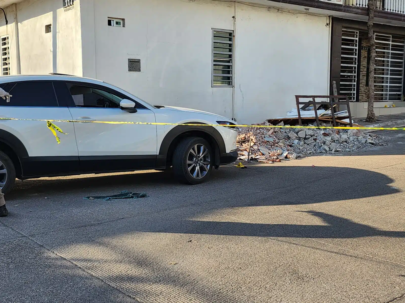 Elementos de seguridad e investigación arribaron a la colonia Cuauhtémoc, al norte de Culiacán.