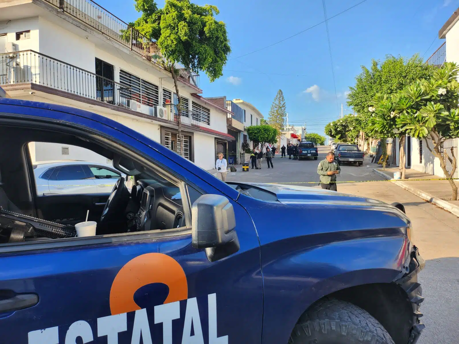 Elementos de seguridad e investigación arribaron a la colonia Cuauhtémoc, al norte de Culiacán.