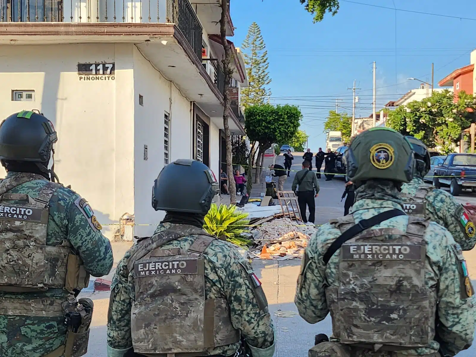 Elementos de seguridad e investigación arribaron a la colonia Cuauhtémoc, al norte de Culiacán.