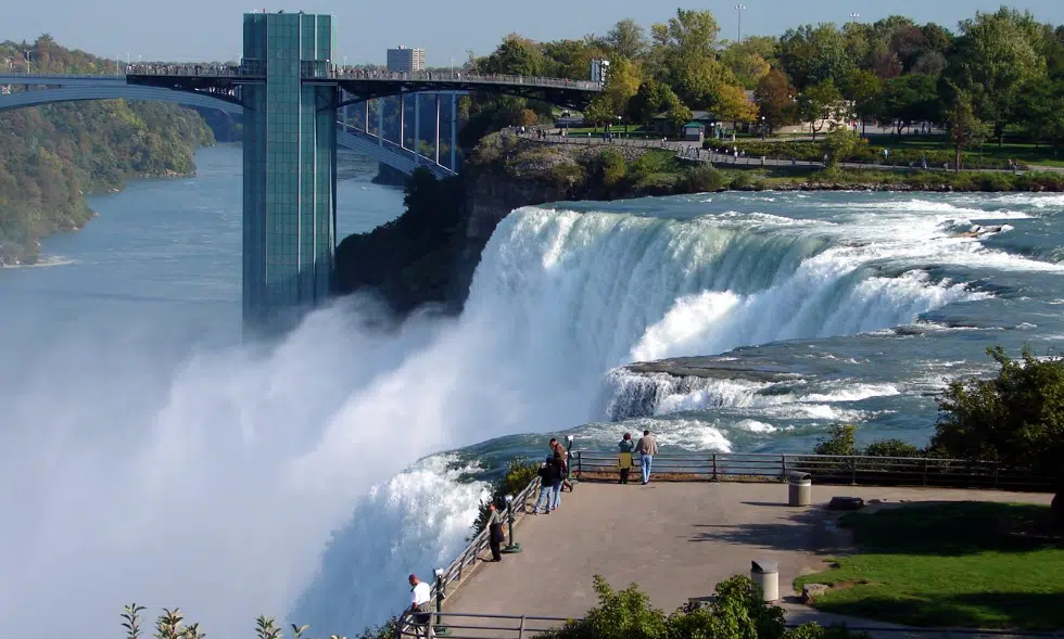 ¡Tragedia! Una madre y sus dos hijos de 9 años y 5 meses mueren al caer de la Cataratas del Niágara