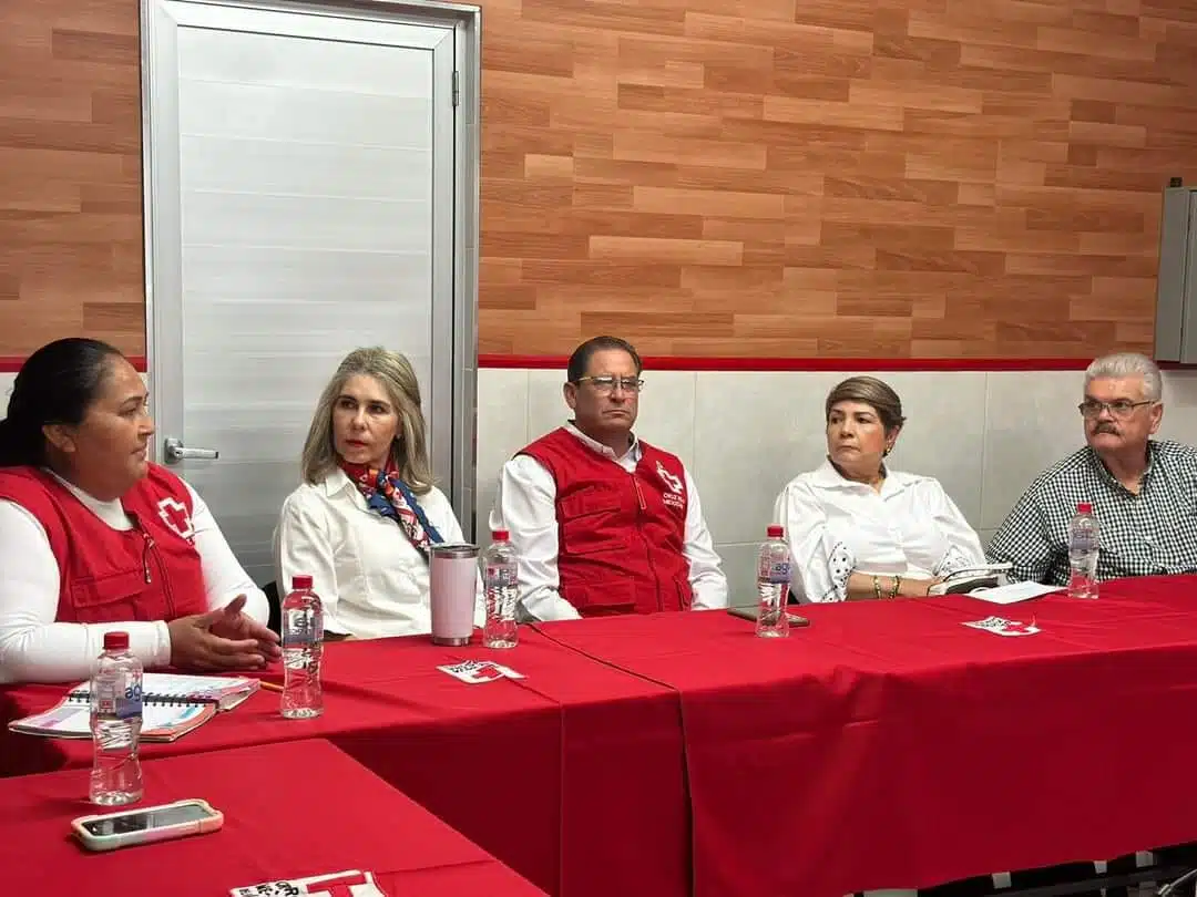 Recorrido de la alcaldesa electa Cecilia Ramírez en la Cruz Roja Mexicana de Guasave.