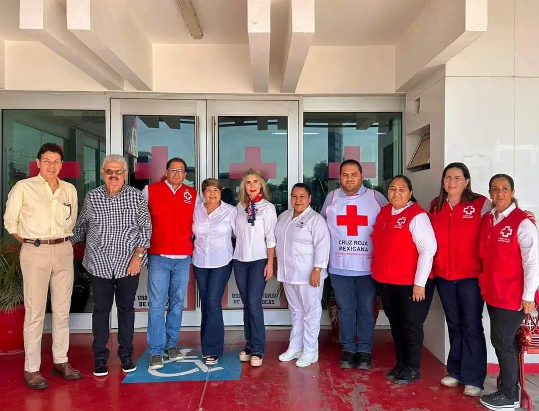 Cecilia Ramírez visitando las instalaciones de la Cruz Roja Mexicana en el municipio de Guasave.