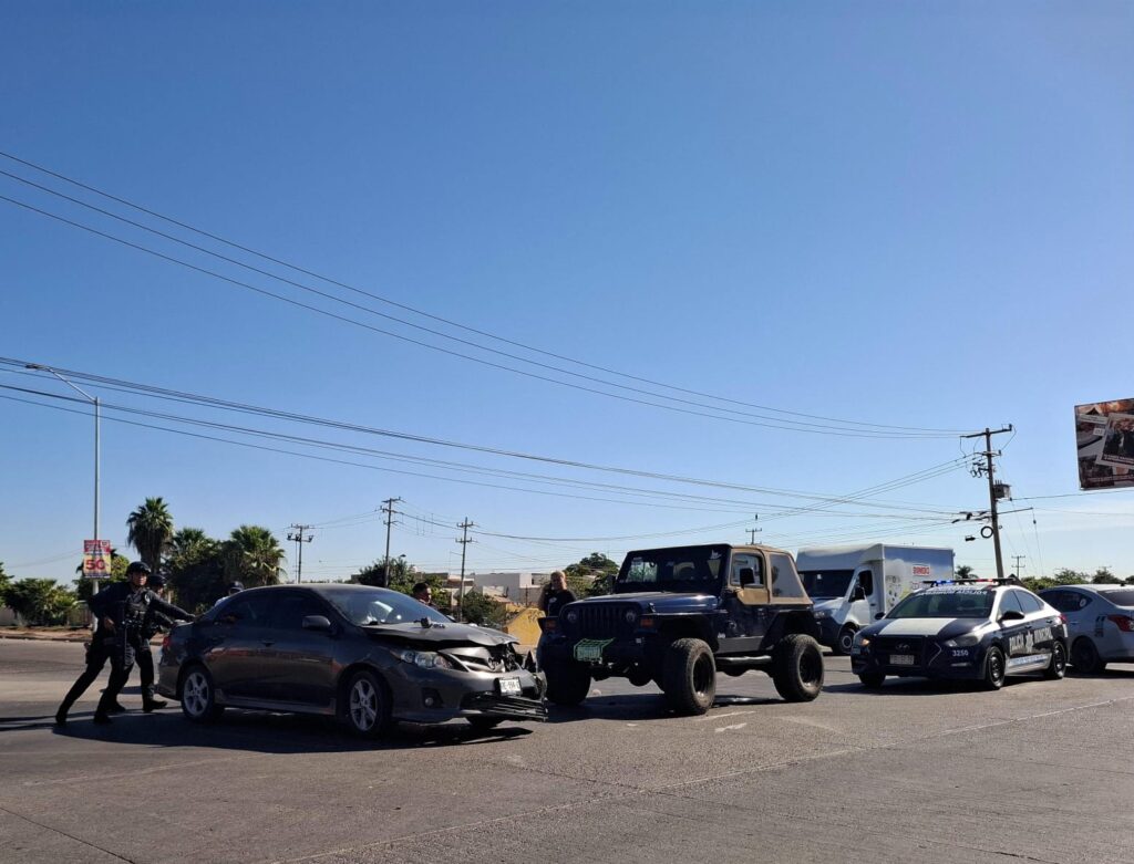 Choque en conflictivo crucero de Los Mochis deja miles de pesos en daños materiales