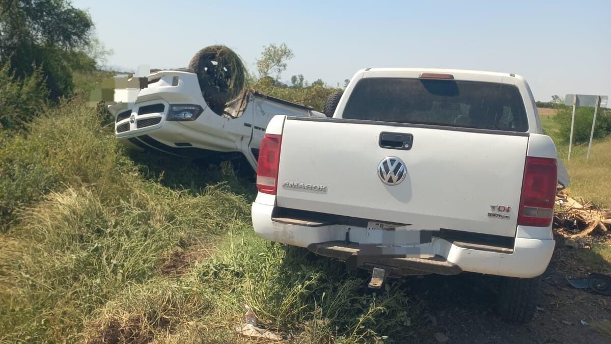 Choque entre dos camionetas por calle 300 deja daños materiales