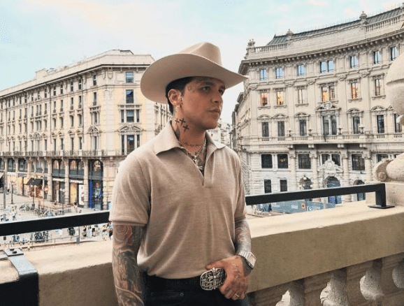 Christian Nodal coquetea con una fan en pleno concierto y así reaccionan en redes: VIDEO