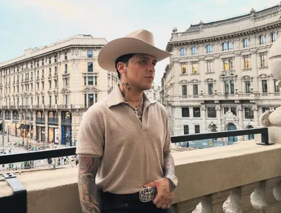 Christian Nodal coquetea con una fan en pleno concierto y así reaccionan en redes: VIDEO