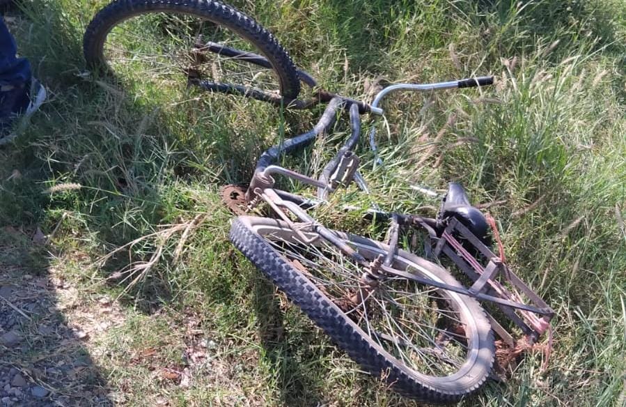 Bicicleta en la que viajaba el hombre que fue embestido por el vehículo.