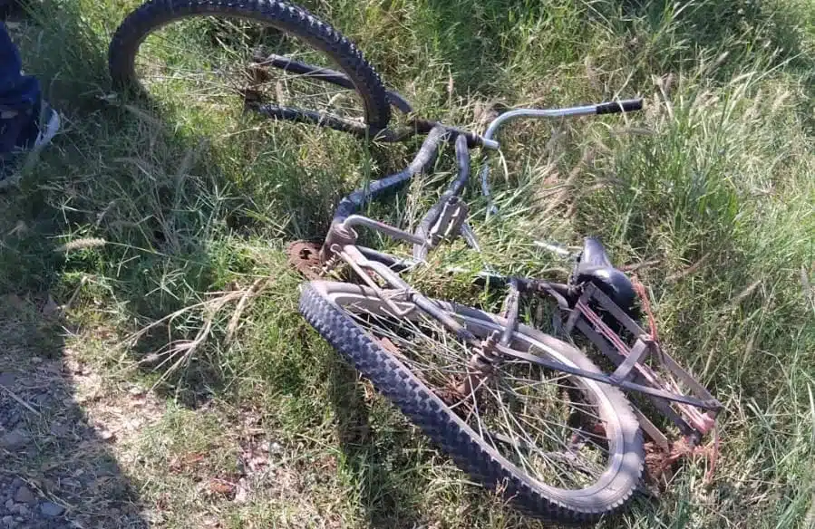 Bicicleta en la que viajaba el hombre que fue embestido por el vehículo.