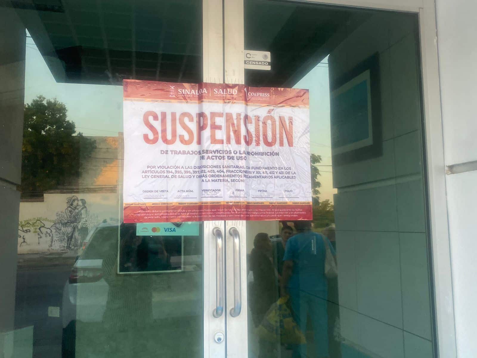 Sello de clausura de Coepriss en las puertas de la clínica privada en Los Mochis donde falleció Dalia.