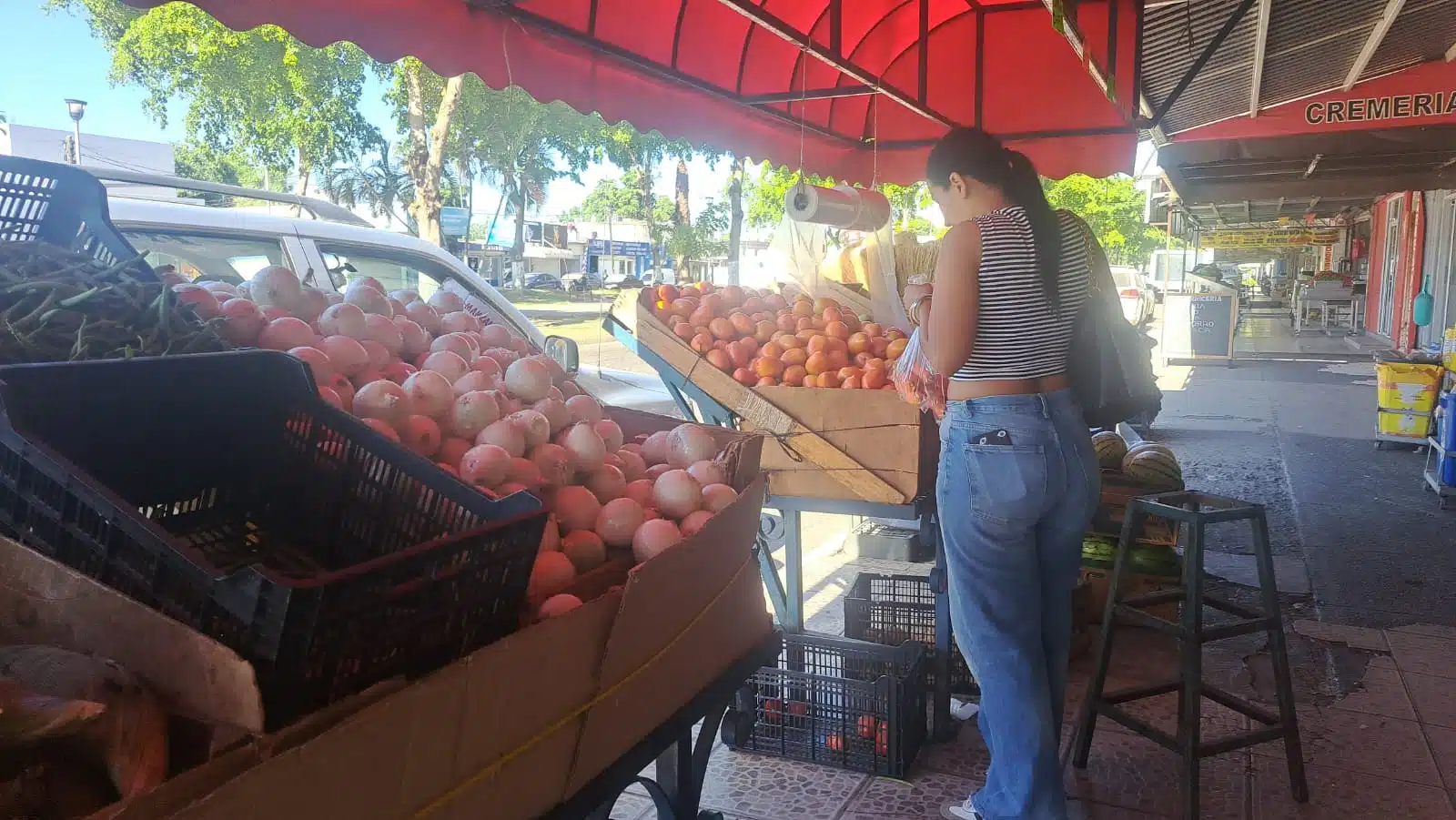 Cliente comprando en un mercado de Los Mochis