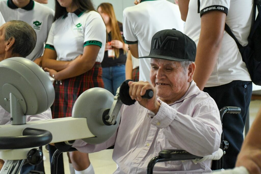 Conalep rinde homenaje a adultos mayores