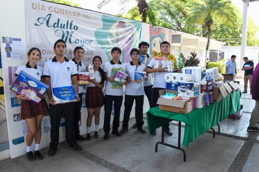 Conalep rinde homenaje a adultos mayores