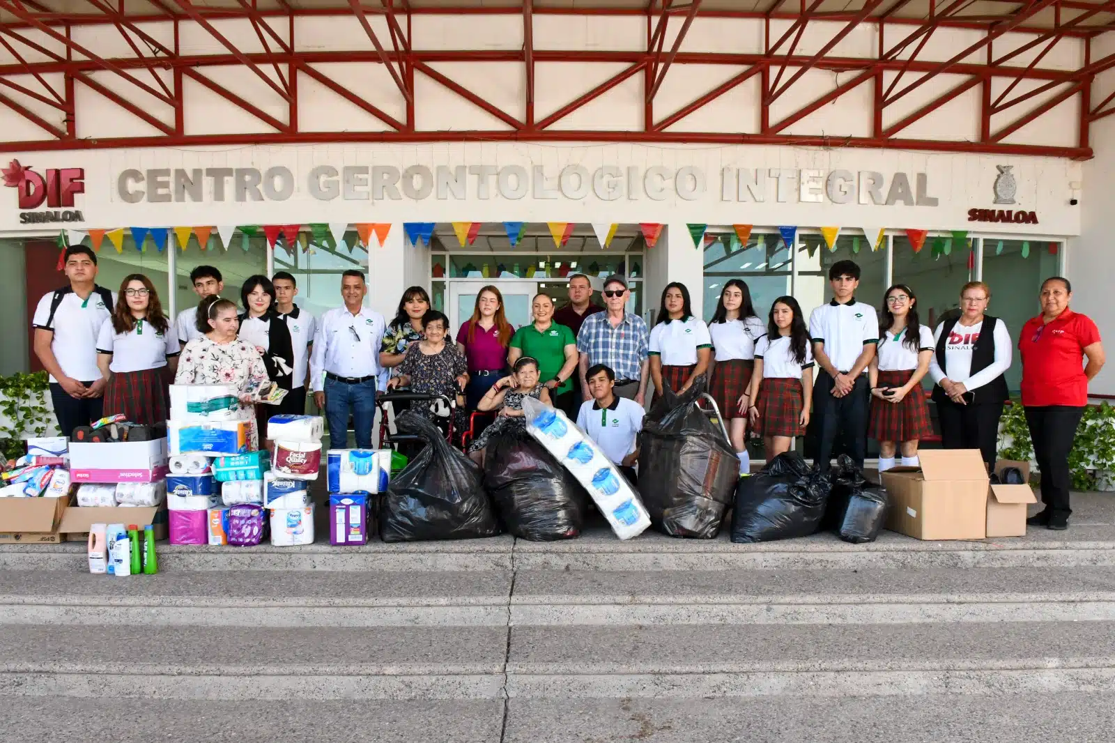 Conalep rinde homenaje a adultos mayores