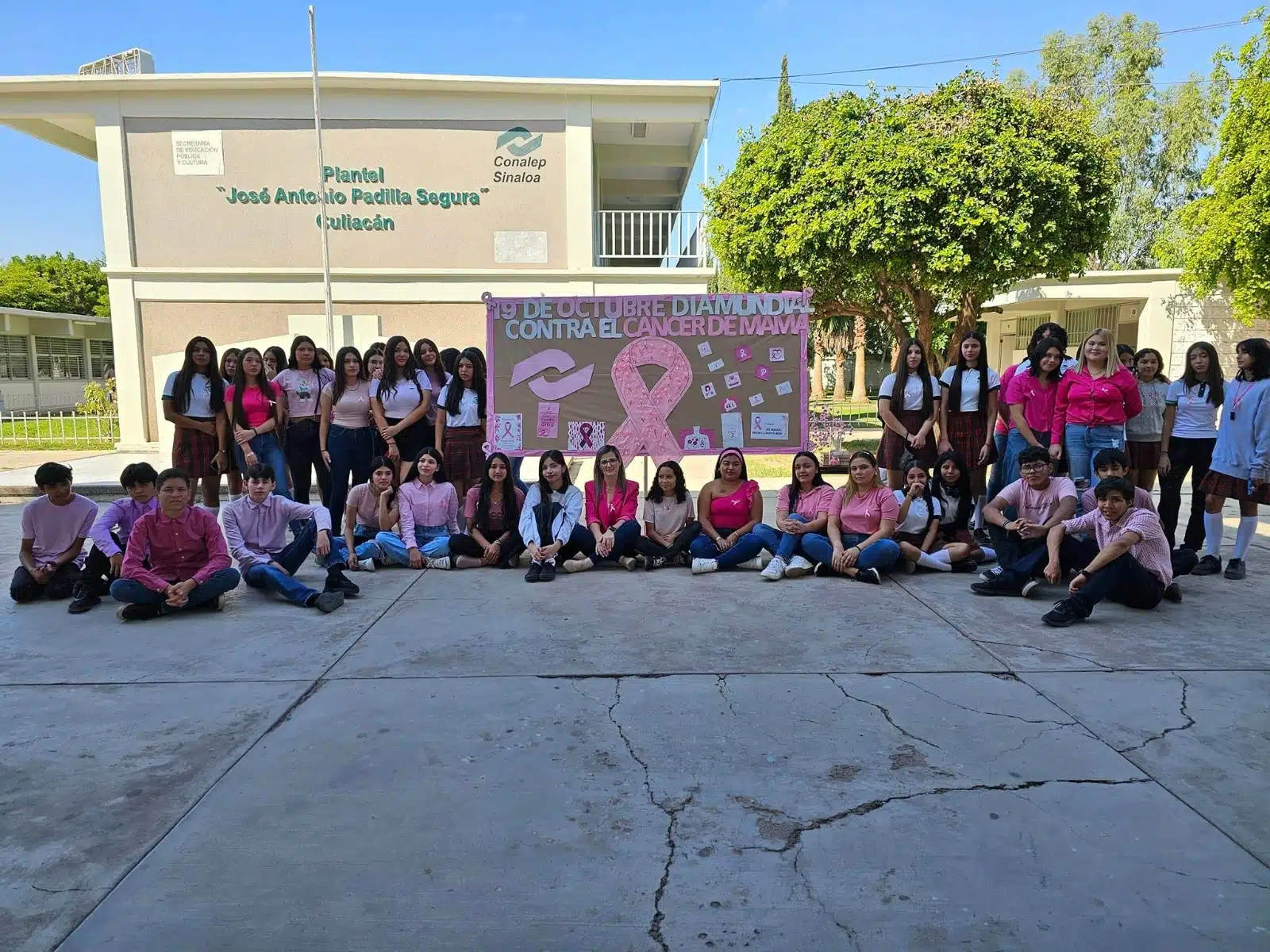 Estudiantes de Conalep en Sinaloa en el marco del Día Internacional de la Lucha contra el Cáncer de Mama.