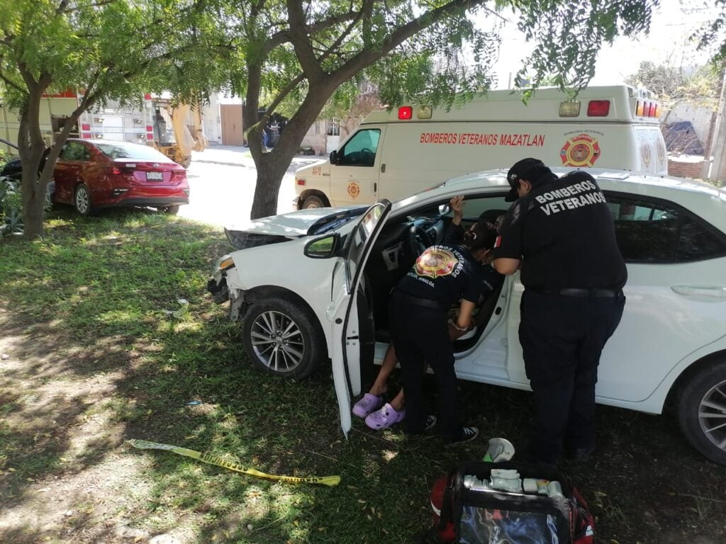 Conductora no hace alto y provoca accidente en Mazatlán