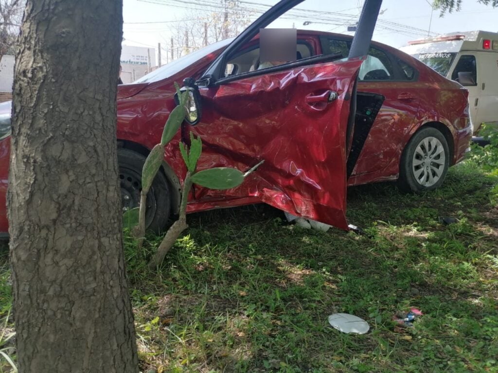 Conductora no hace alto y provoca accidente en Mazatlán