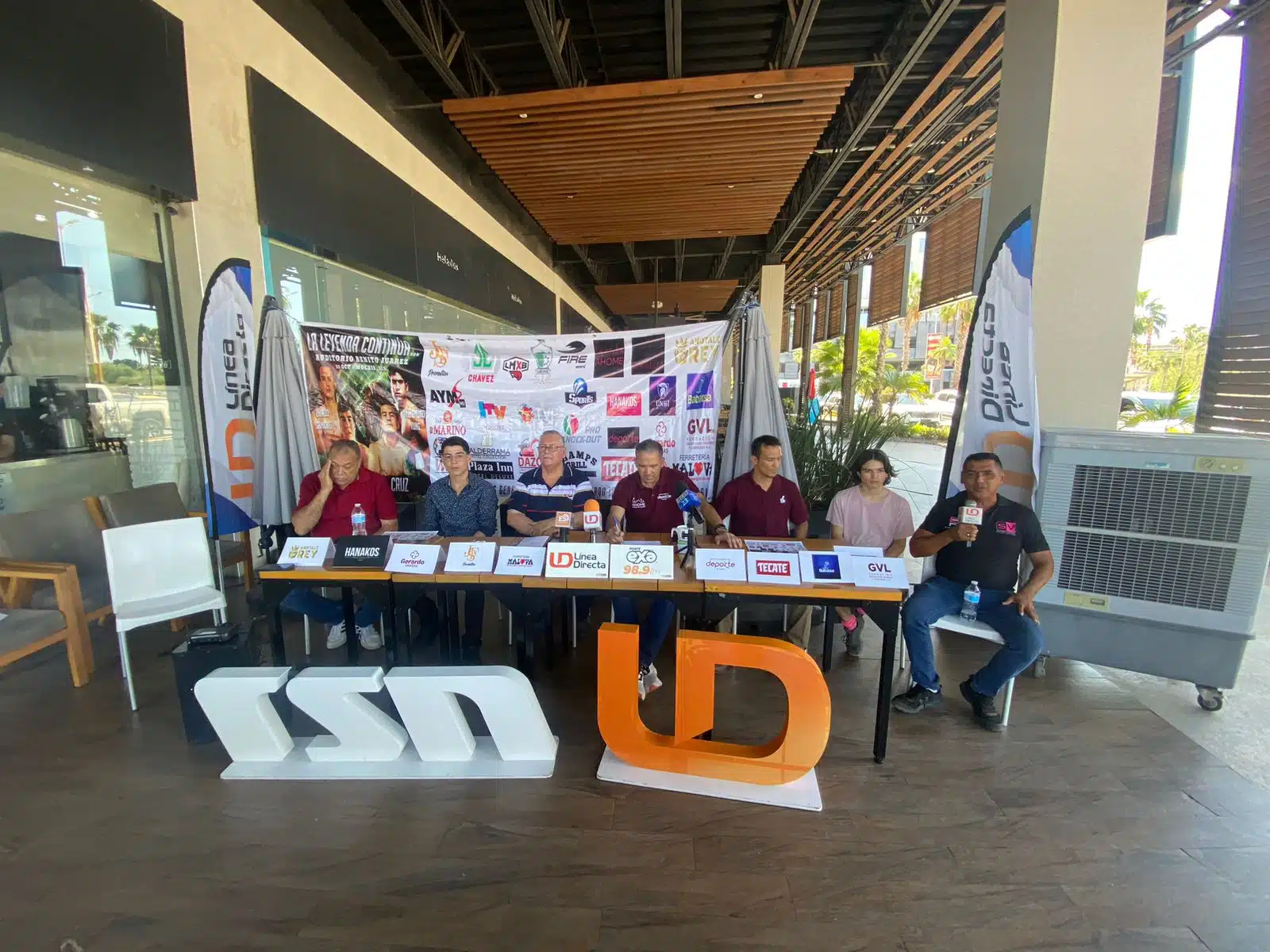 Conferencia de prensa para anunciar la función de boxeo profesional denominada “La leyenda continúa”