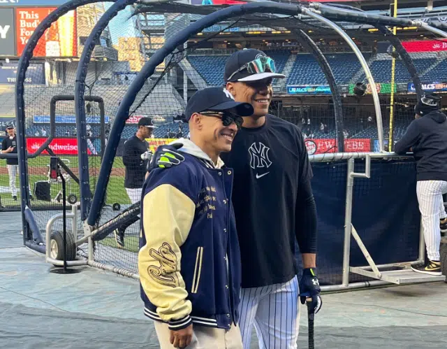 Daddy Yankee sorprende con su visita al Yankee Stadium previo al juego 2 de la Liga Americana