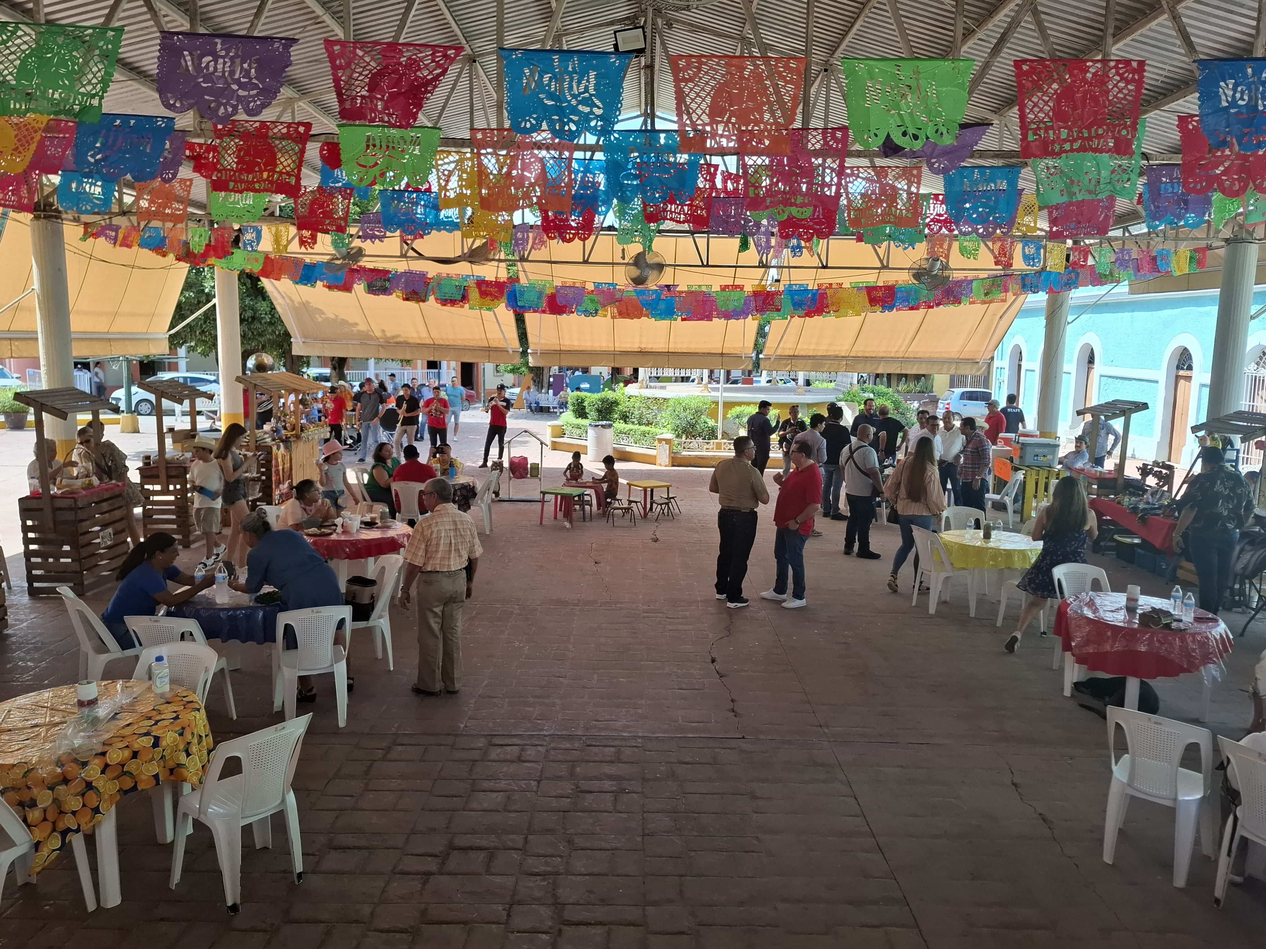 Celebración del Día del Comerciante en la plazuela Miguel Hidalgo, en La Noria.