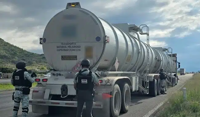 Doble semirremolque con combustible decomisado