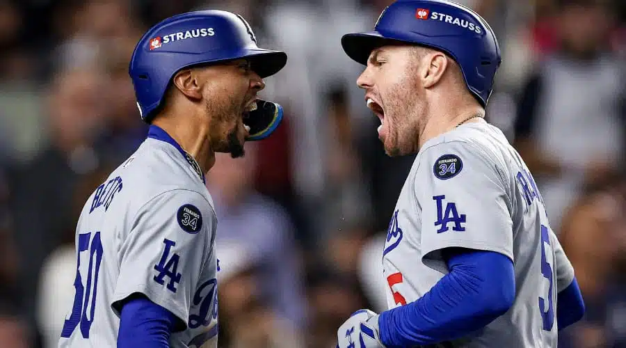 Mookie Betts y Freddie Freeman celebran