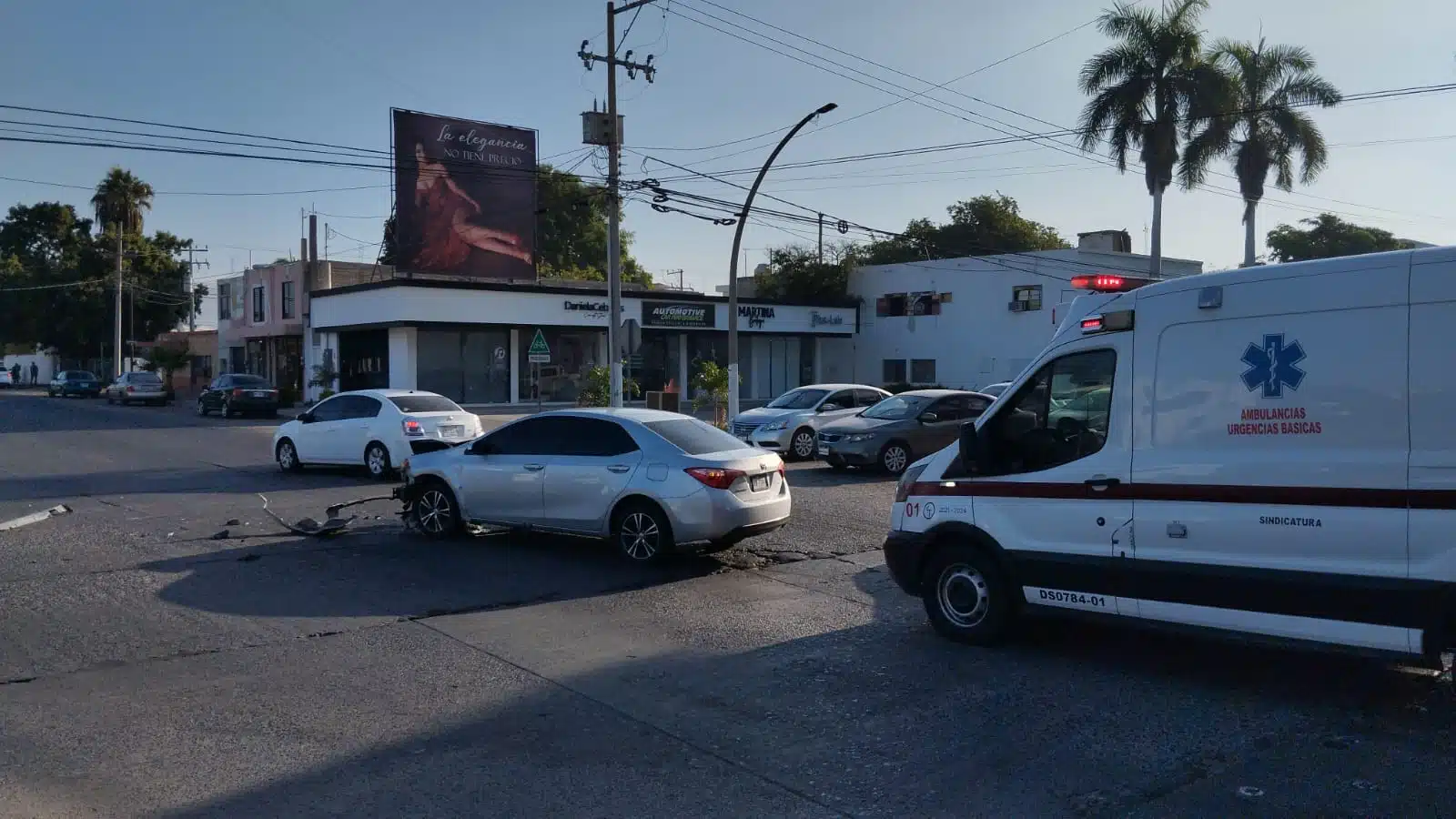 Dos lesionados y dos autos dañados deja accidente Centro de Los Mochis