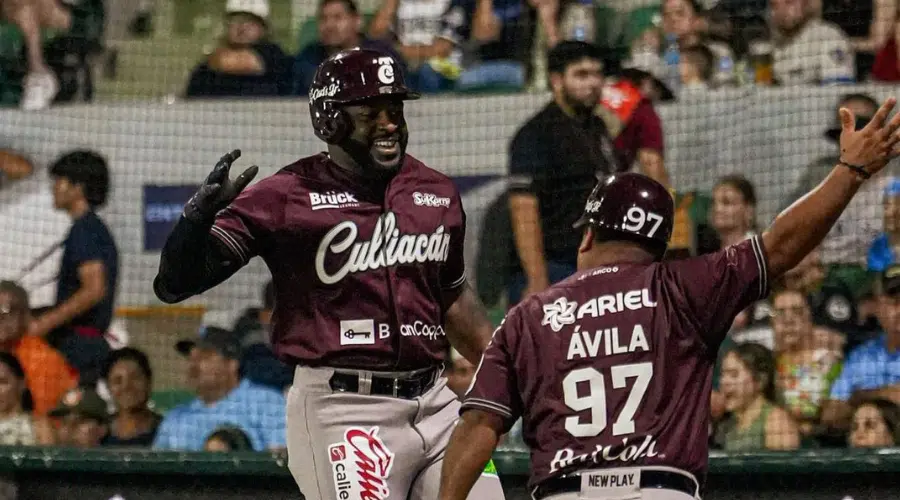 Dwight Smith celebrando su segundo jonrón de la campaña con Tomateros