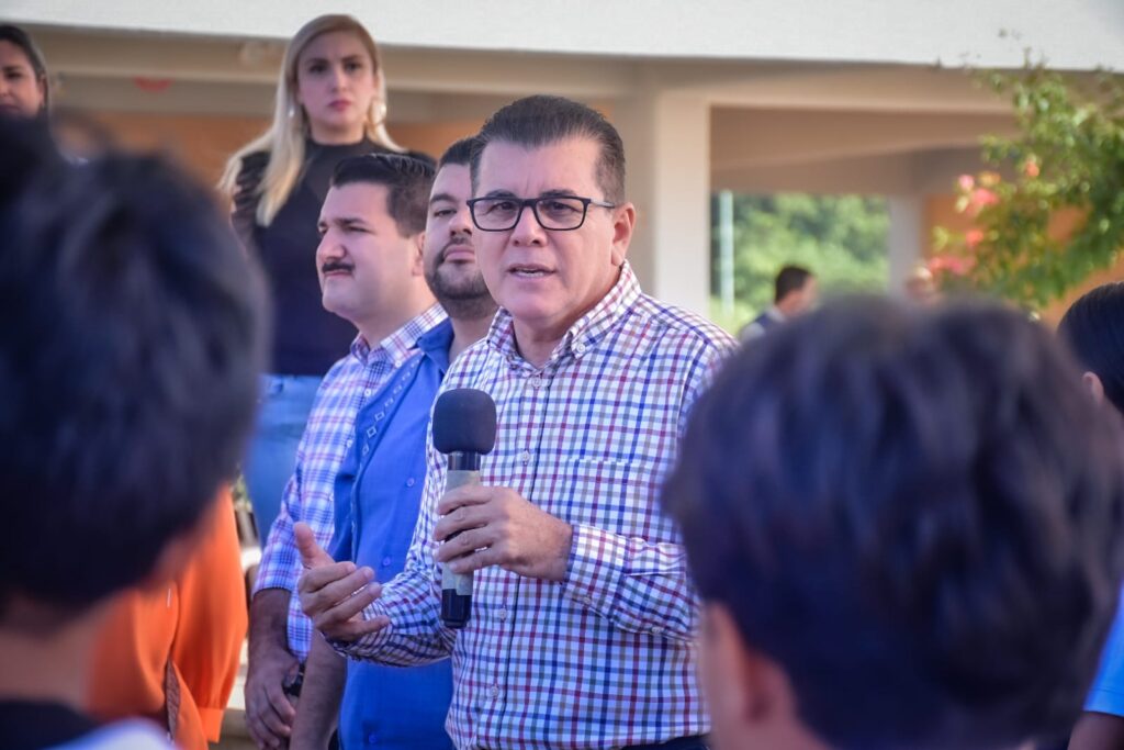 Alcalde Édgar González Zataráin en la secundaria "Nueva Creación".