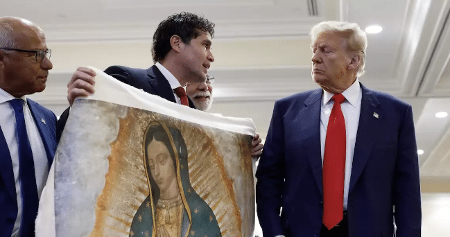 Eduardo Verástegui hace entrega de una imagen de la Virgen de Guadalupe a Trump: VIDEO