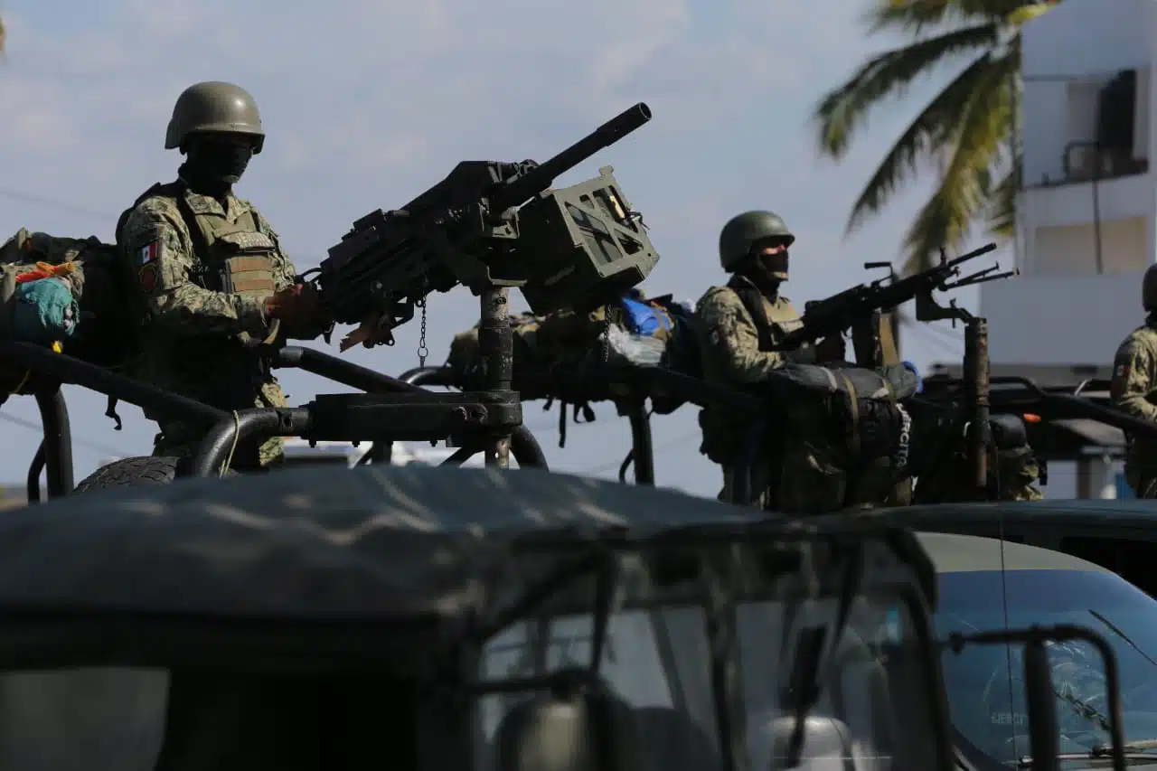 Militares del Ejército Mexicano ingresando por la caseta de cobro de Costa Rica en Culiacán.