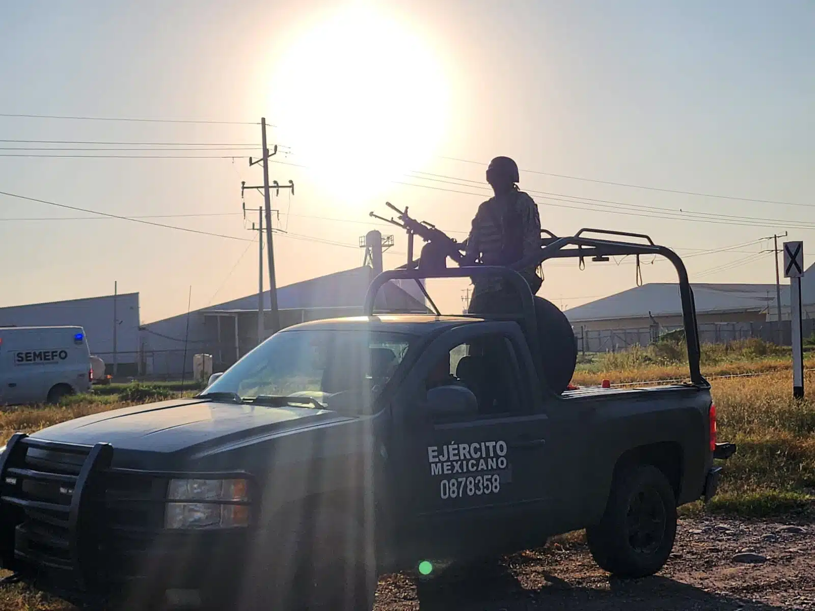 Elementos del Ejército Mexicano a bordo de una unidad.