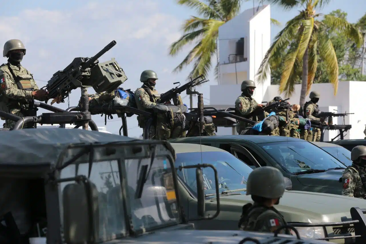 Militares del Ejército Mexicano ingresando por la caseta de cobro de Costa Rica en Culiacán.