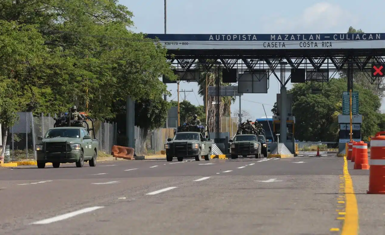 Militares del Ejército Mexicano ingresando por la caseta de cobro de Costa Rica en Culiacán.