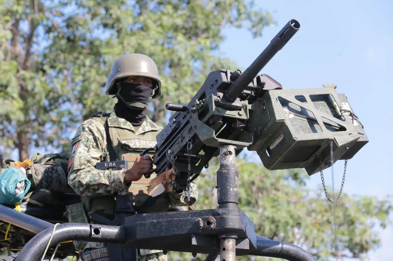 Militares del Ejército Mexicano ingresando por la caseta de cobro de Costa Rica en Culiacán.