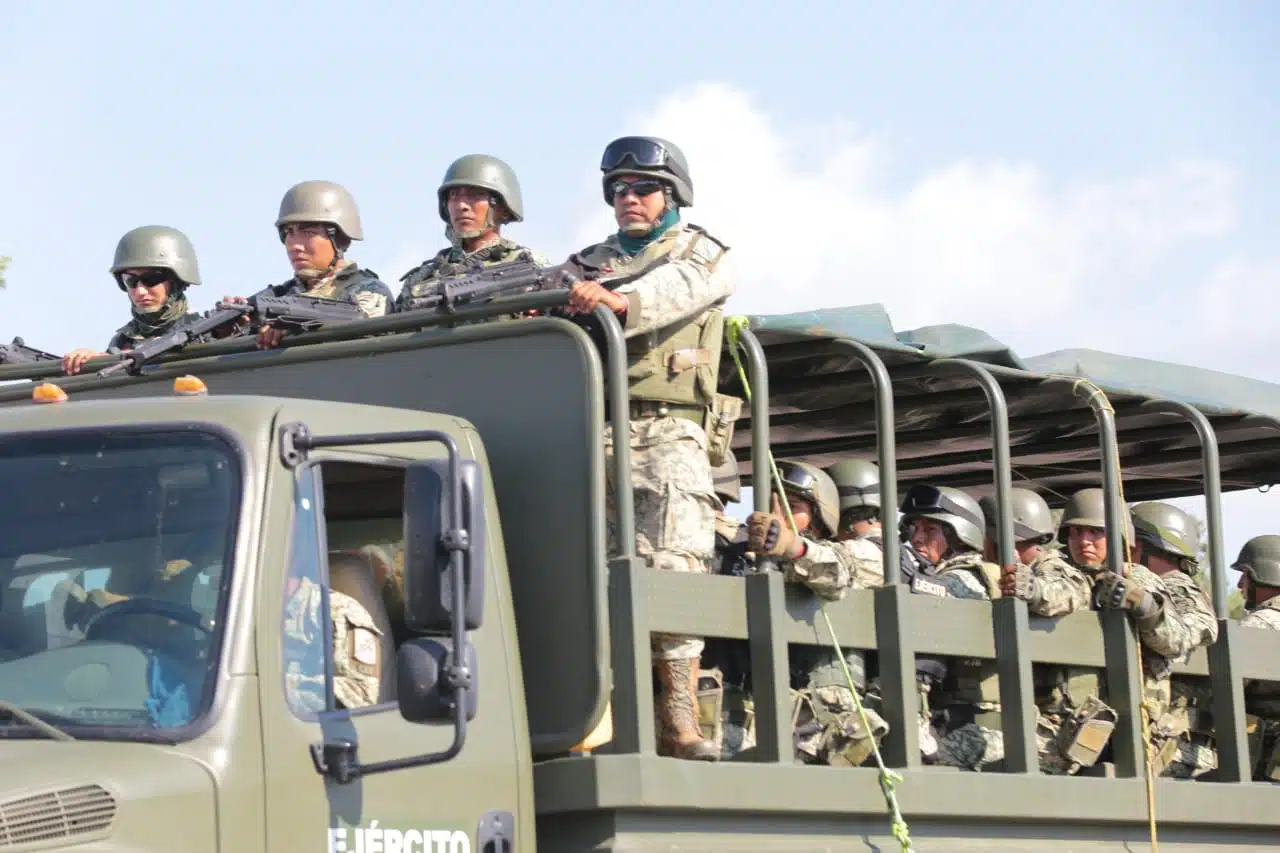 Militares del Ejército Mexicano ingresando por la caseta de cobro de Costa Rica en Culiacán.