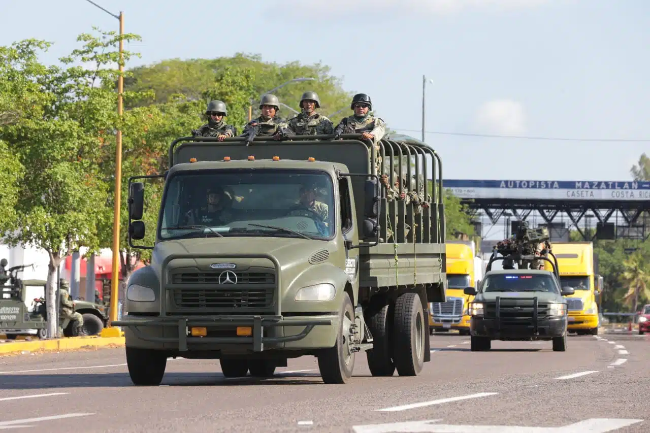 Militares del Ejército Mexicano ingresando por la caseta de cobro de Costa Rica en Culiacán.