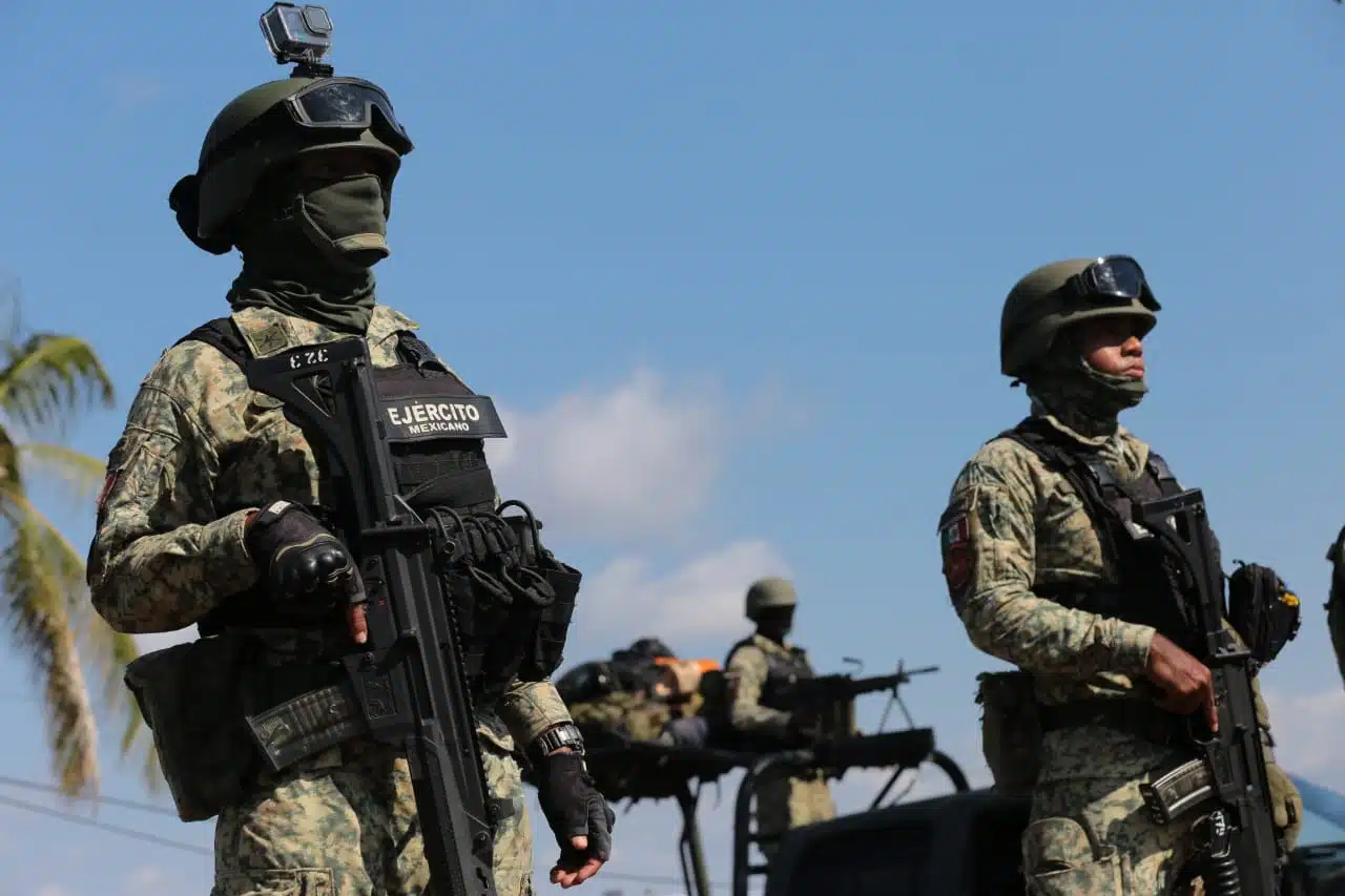 Militares del Ejército Mexicano ingresando por la caseta de cobro de Costa Rica en Culiacán.