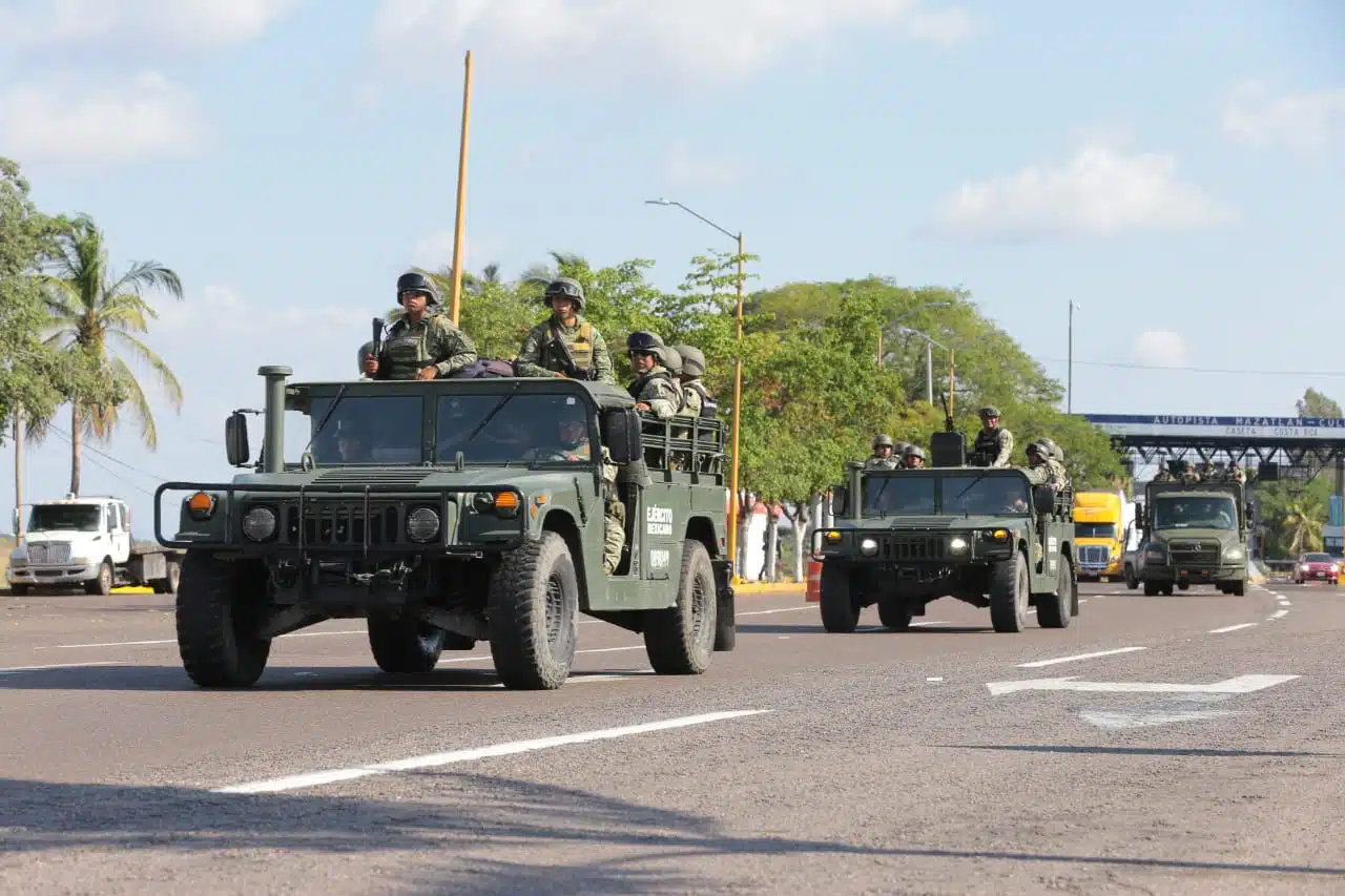 Militares del Ejército Mexicano ingresando por la caseta de cobro de Costa Rica en Culiacán.