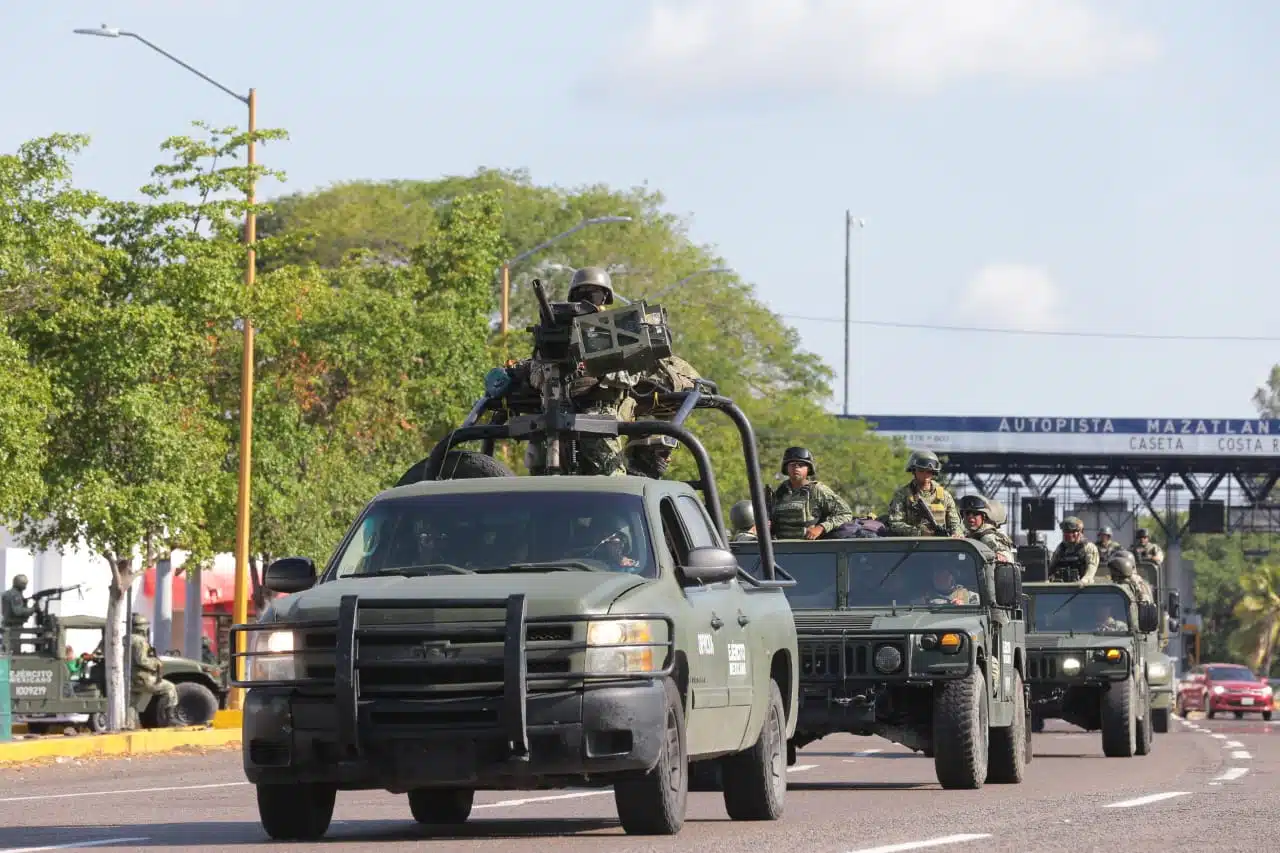 Militares del Ejército Mexicano ingresando por la caseta de cobro de Costa Rica en Culiacán.