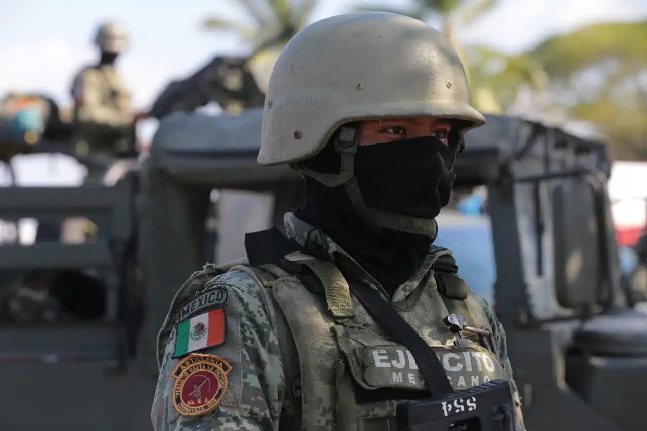 Elemento del Ejército Mexicano que arriba a Culiacán este domingo.