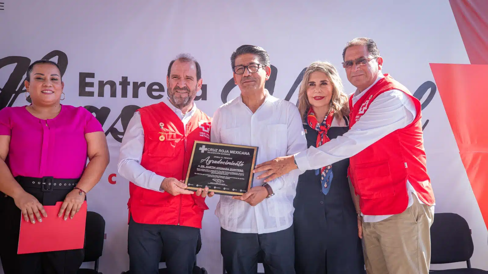 El alcalde de Guasave Martín Ahumada Quintero y Carlos Bloch Artola delegado de Cruz Roja Mexicana en Sinaloa