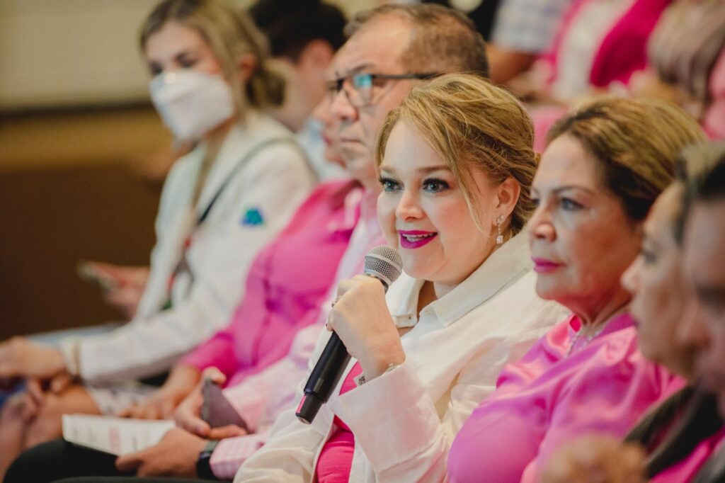 Eneyda Rocha Ruíz presente en la conferencia.