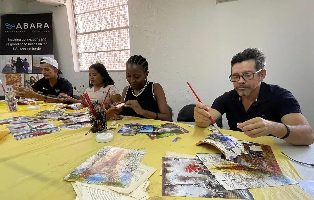 Enseñan artesanías a migrantes en Ciudad Juárez para subsistir y superar traumas