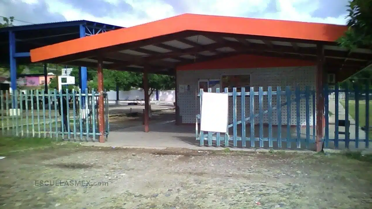 Escuela secundaria de la comunidad de Tres Garantías, en El Fuerte.