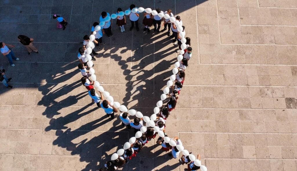 Estudiantes de Conalep hacen el símbolo de paz