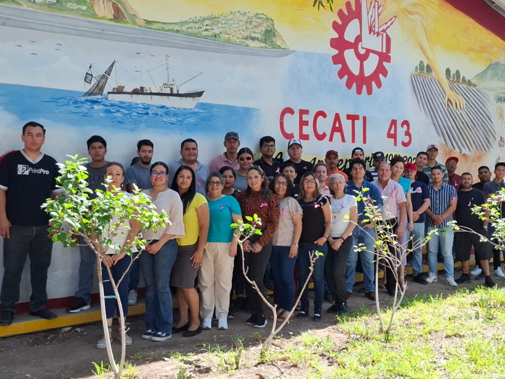 Estudiantes y capacitadores de los cursos sabatinos de Cecati 43 conmemoraron el Día Mundial de lucha contra el cáncer de mama