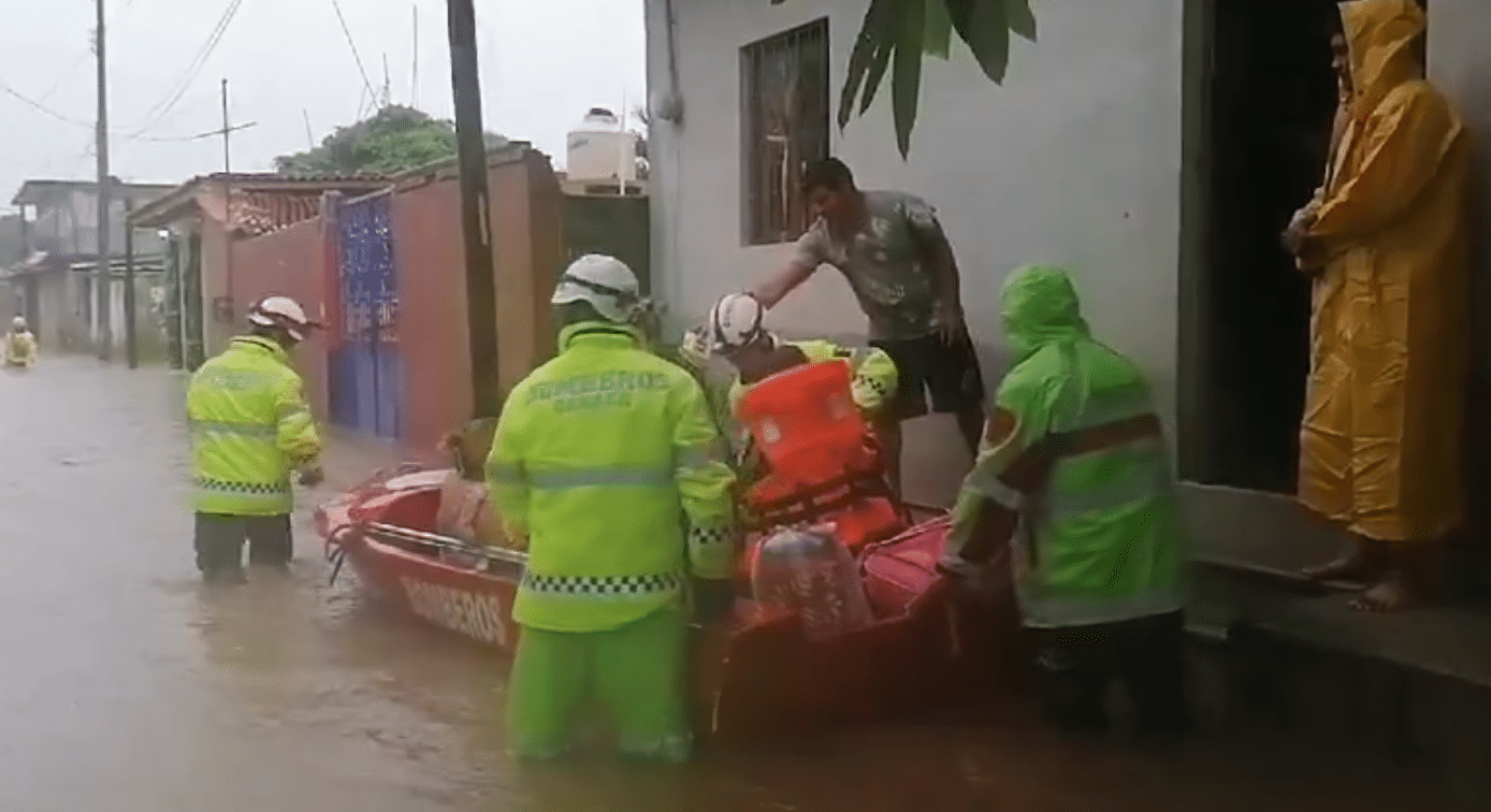 Evacúan alrededor de 2 mil personas por inundaciones en Juchitán, Oaxaca: VIDEO