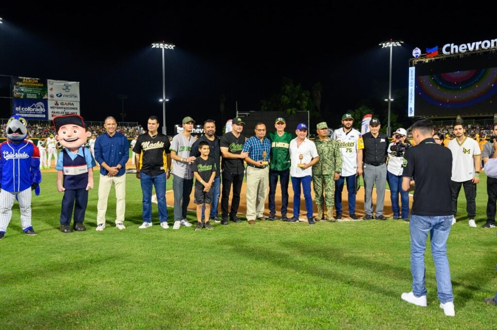 Familiares de Octavio Ibarra y Héctor Islas, recibieron un reconocimiento en el terreno de juego