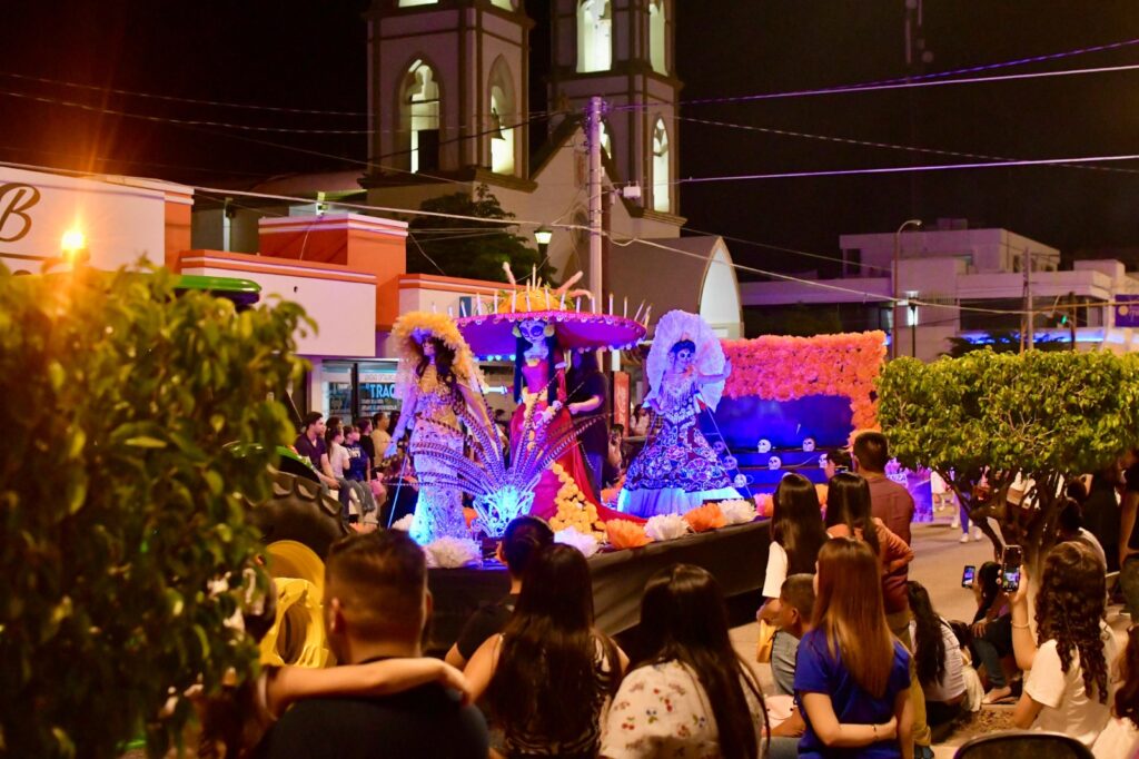 Desfile de carros alegóricos en el Festival Cultural de Día de Muertos en Guamúchil.